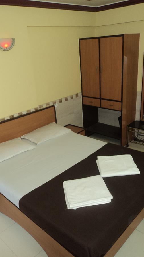 Girija Payyade Hotel Kalyān エクステリア 写真