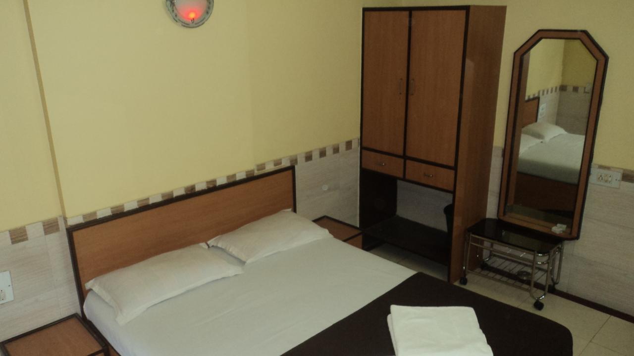 Girija Payyade Hotel Kalyān エクステリア 写真