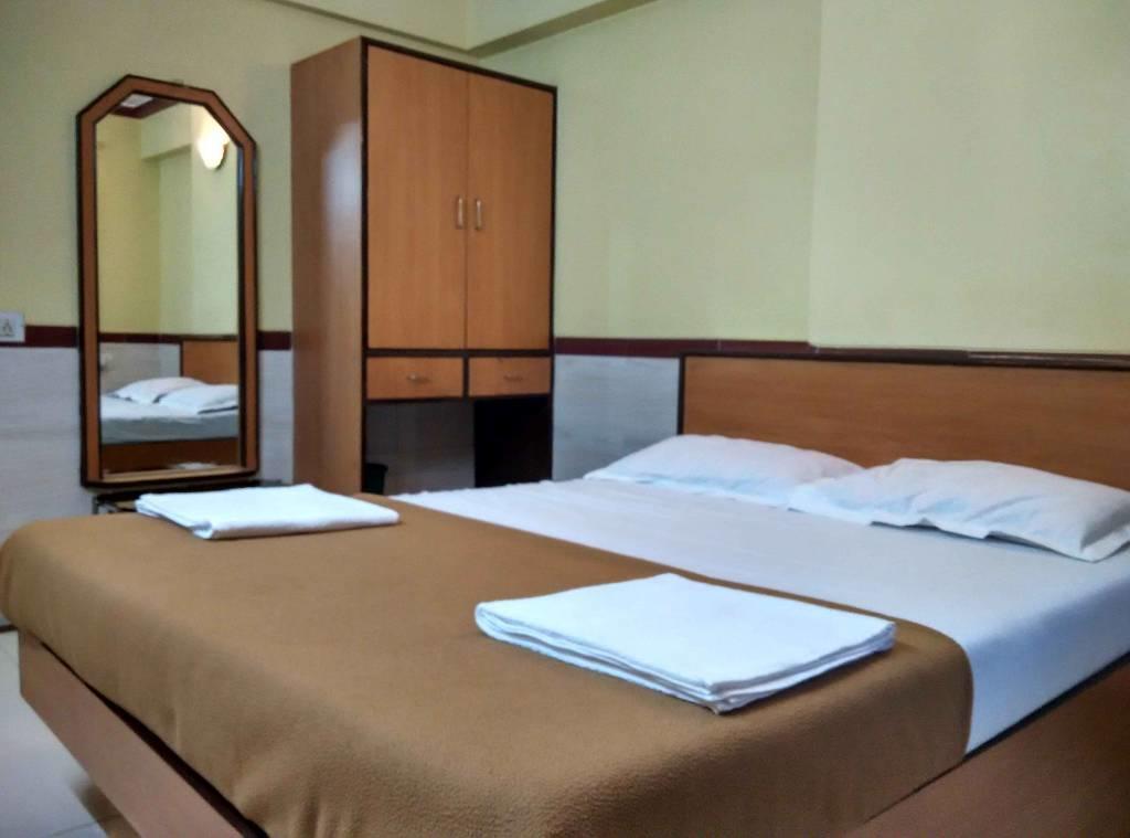 Girija Payyade Hotel Kalyān エクステリア 写真