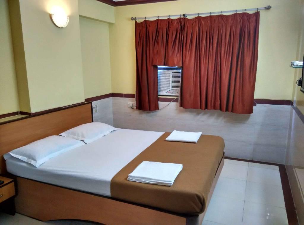 Girija Payyade Hotel Kalyān エクステリア 写真