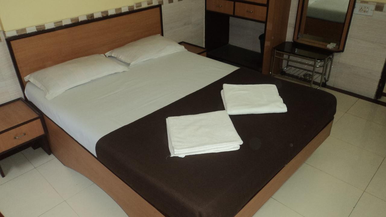Girija Payyade Hotel Kalyān エクステリア 写真