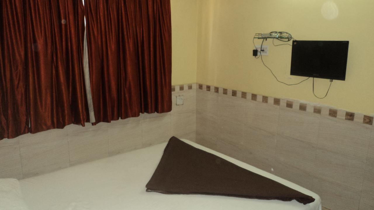 Girija Payyade Hotel Kalyān エクステリア 写真