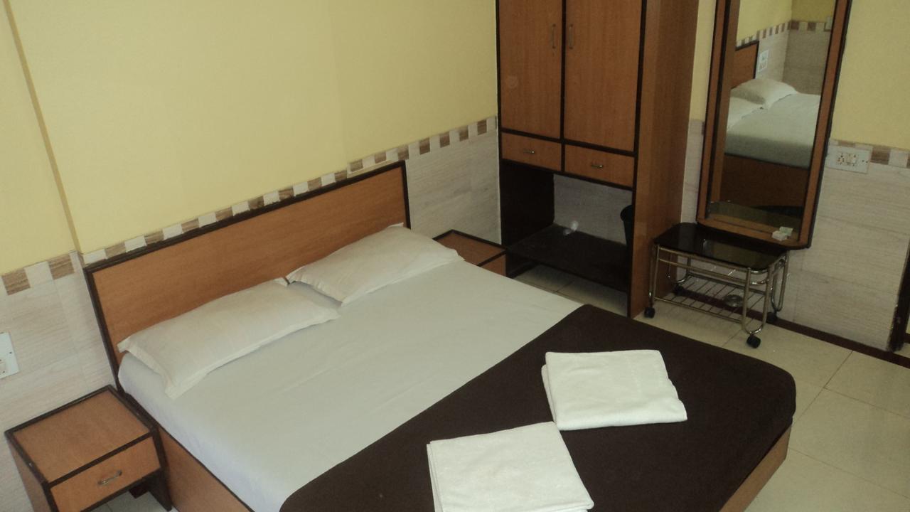 Girija Payyade Hotel Kalyān エクステリア 写真