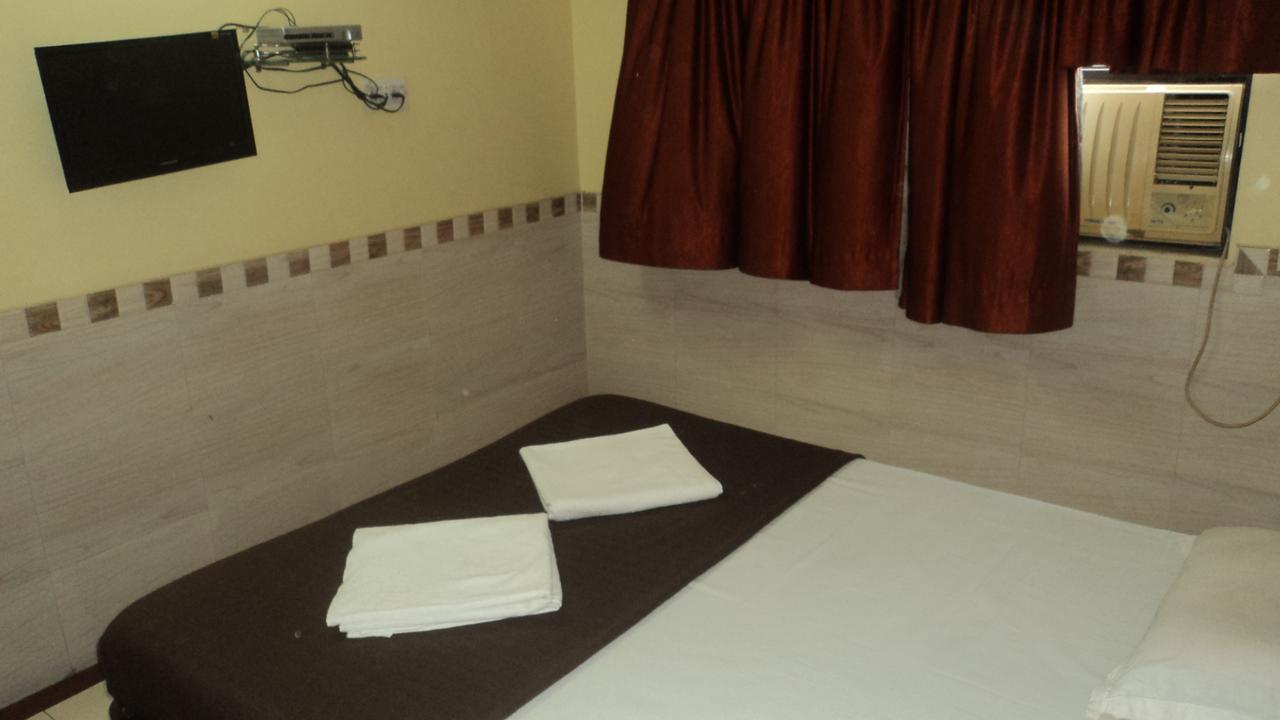 Girija Payyade Hotel Kalyān エクステリア 写真