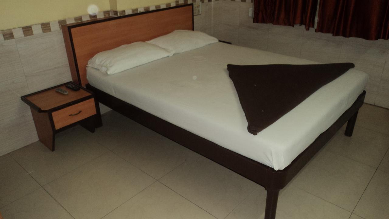 Girija Payyade Hotel Kalyān エクステリア 写真