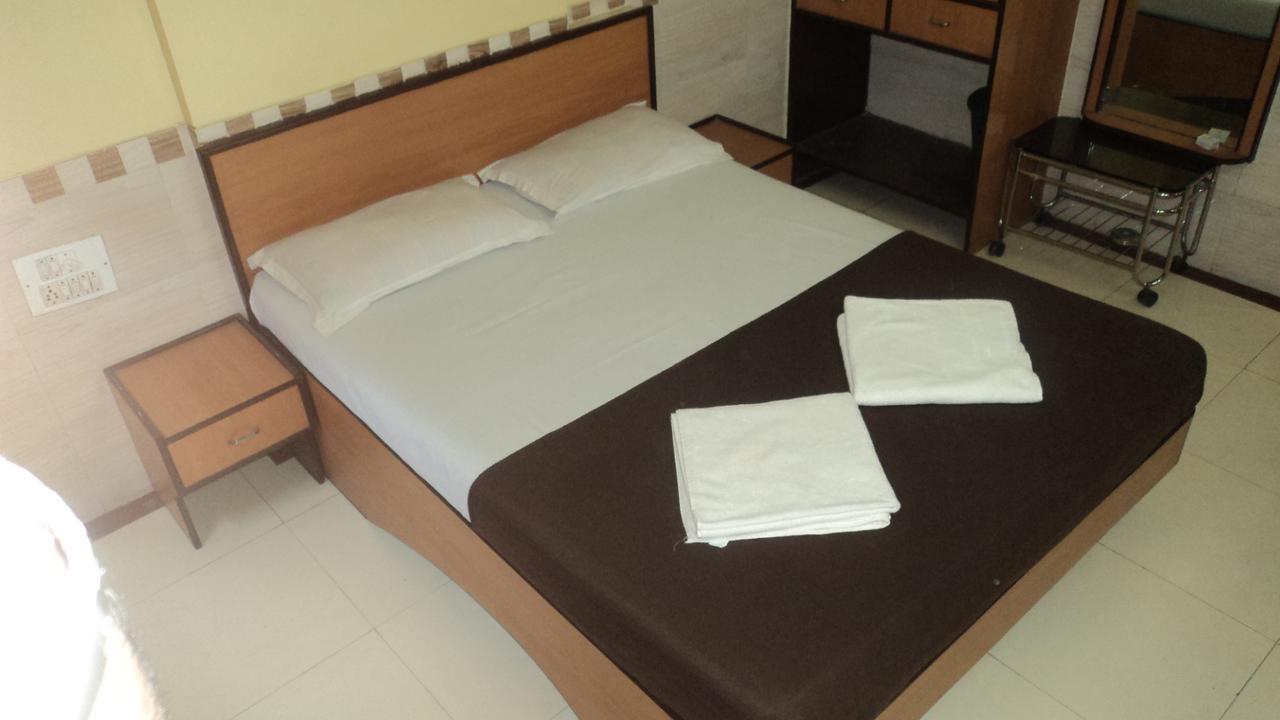 Girija Payyade Hotel Kalyān エクステリア 写真