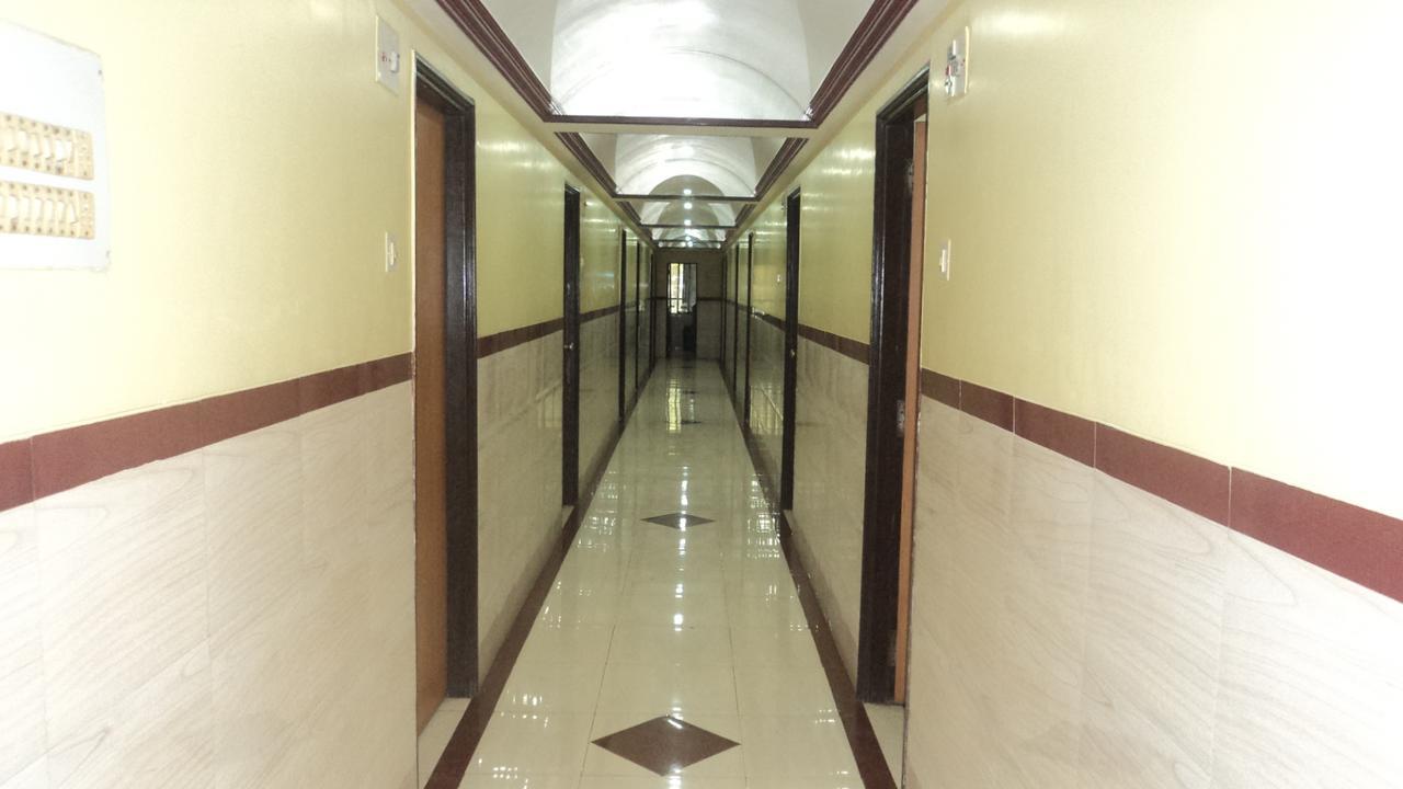 Girija Payyade Hotel Kalyān エクステリア 写真